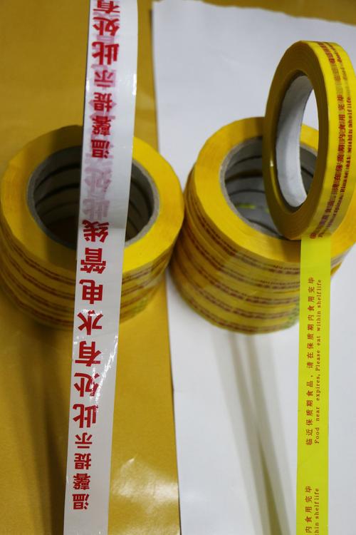 Băng niêm phong trong suốt là một sản phẩm băng được sử dụng để niêm phong và đóng gói, với các đặc điểm sau đây